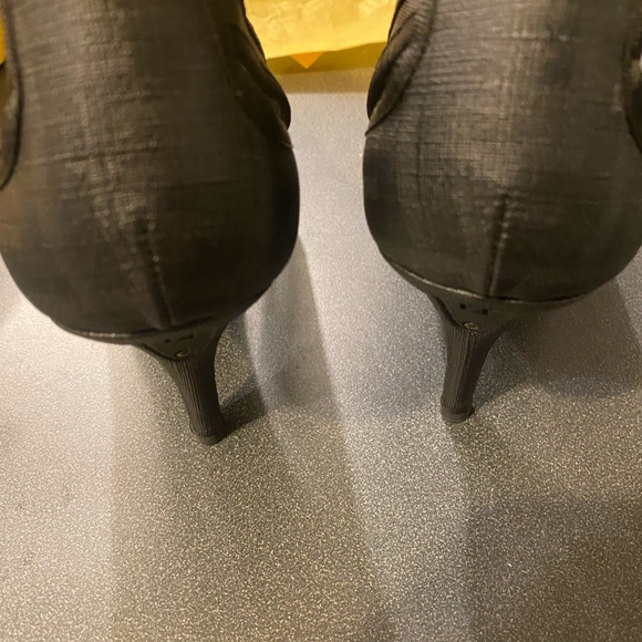 Gorgeous pair of MINT condition Fendi Heels - Picture 6 of 7